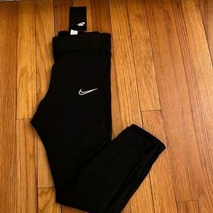 NWT Women’s Nike Tight Fit / Crop‎ Length Legging Size XS 🔥